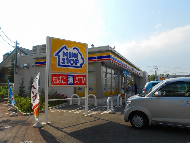 Convenience store. MINISTOP up (convenience store) 360m