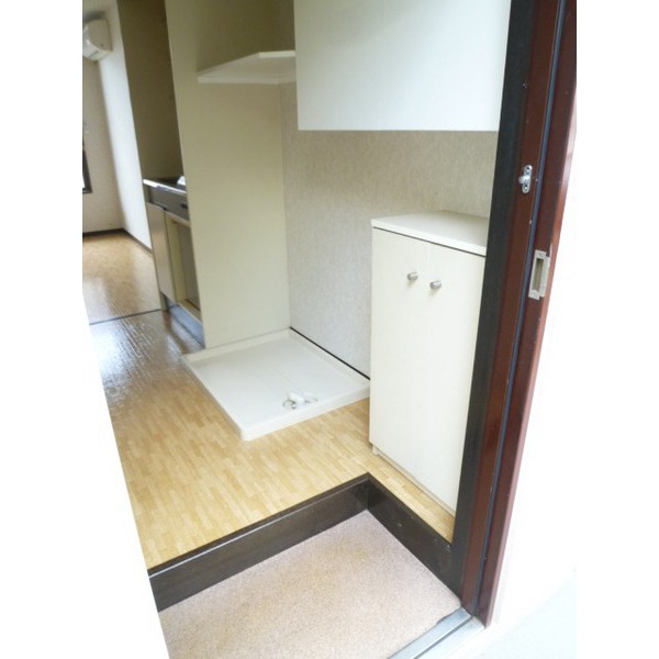 Entrance. There entrance storage