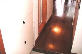 Entrance. There shoebox