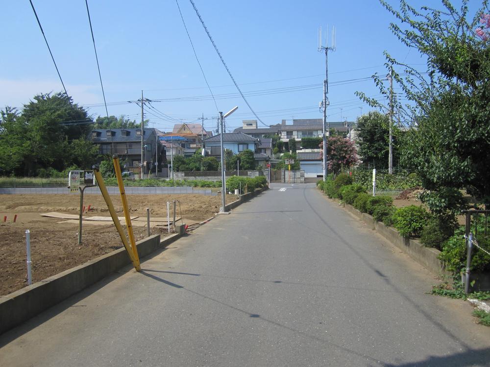 Local photos, including front road. ● front street: August 2013 shooting