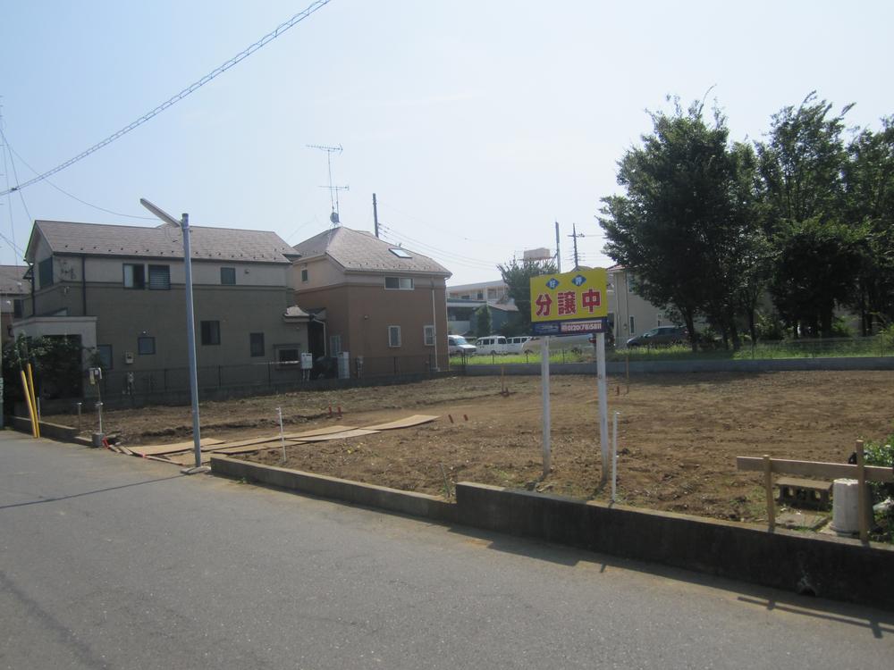 Local photos, including front road. ● Local: August 2013 shooting