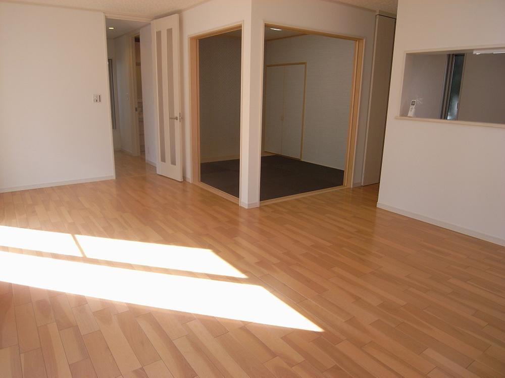 Living. Japanese-style room corner to connect with living