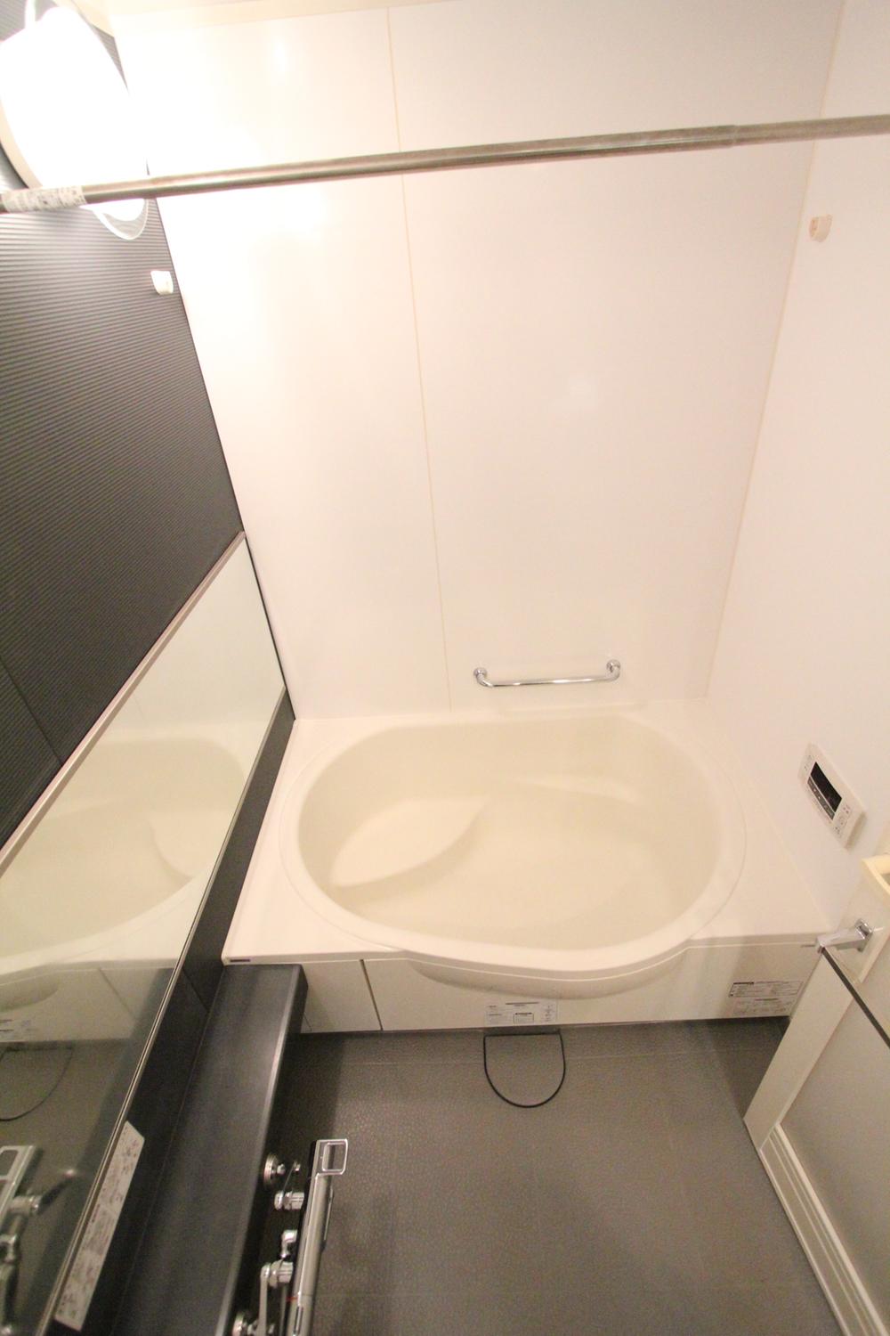 Bathroom. Reheating function ・ With bathroom ventilation dryer