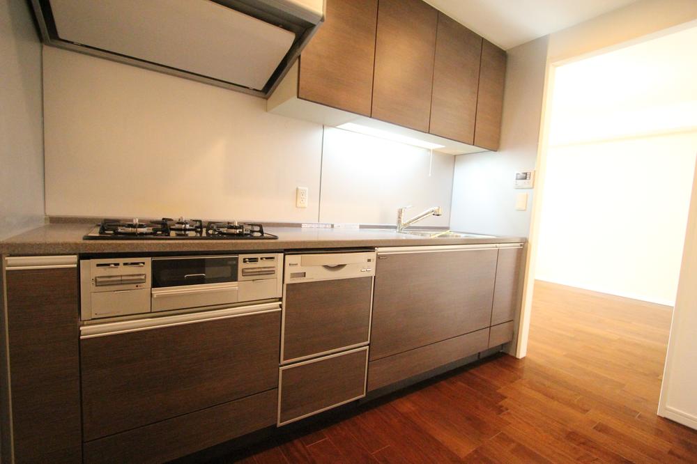 Kitchen. With housewife strong ally !! built-in dishwasher ☆