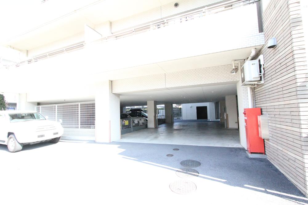 Parking lot. Parking Lot There is free