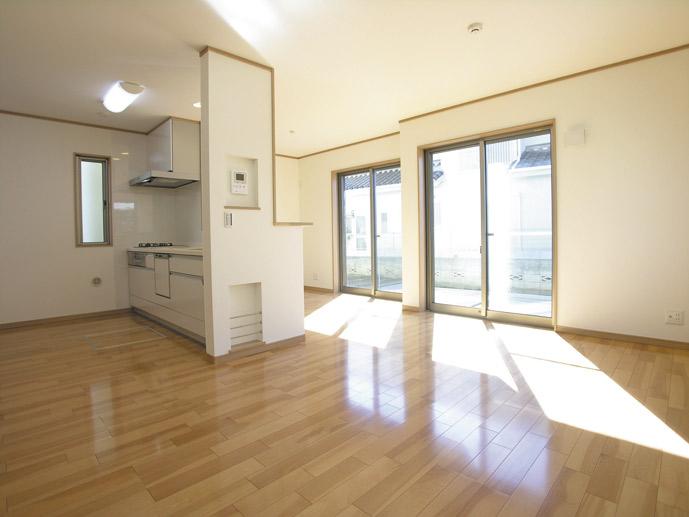 Same specifications photos (living). Same specifications ● of floor heating with living