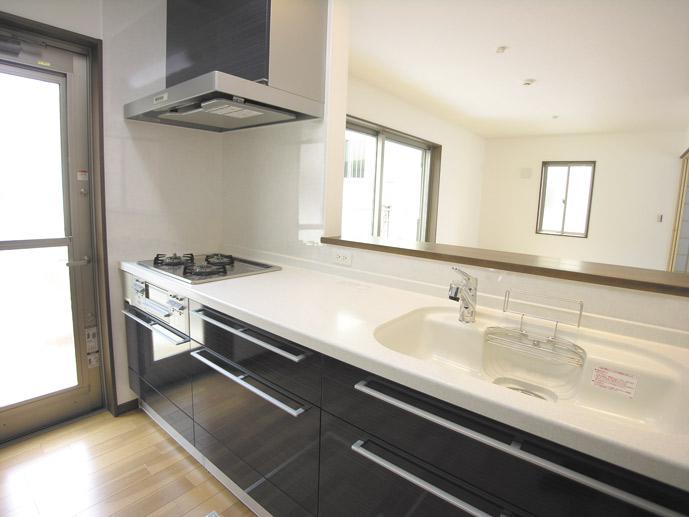 Same specifications photo (kitchen). Face-to-face conversation kitchen of the same specification ● family is pleasant