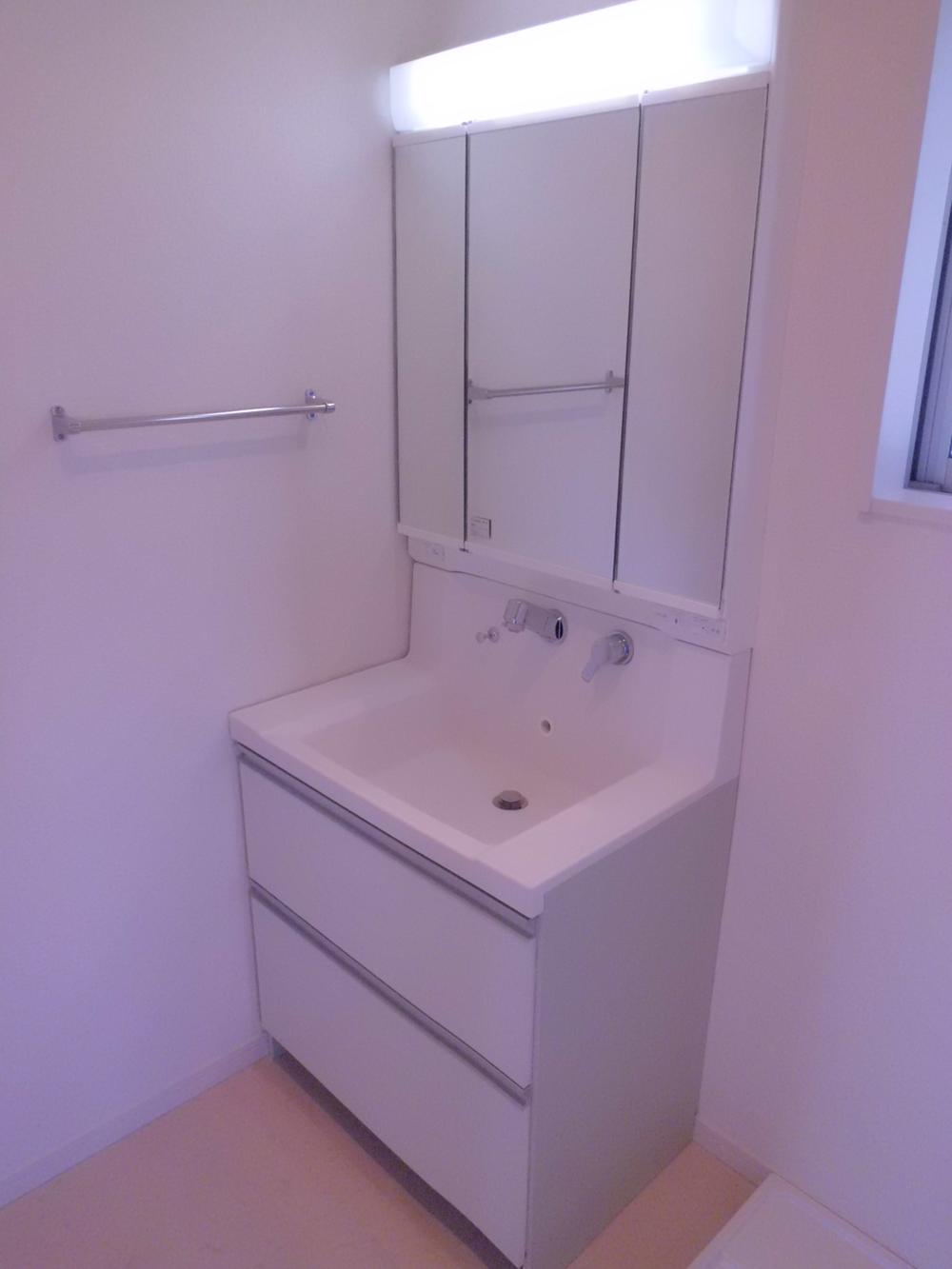 Other Equipment. 900mm or 750mm size of shampoo dresser is with & triple mirror.