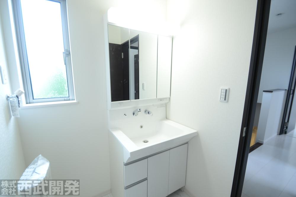 Wash basin, toilet. 1 Building