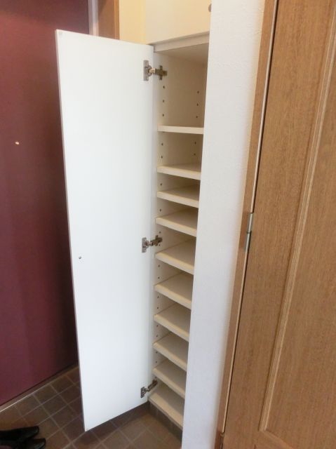 Entrance. It is with happy shoebox in the entrance