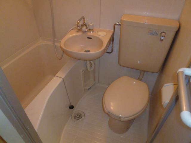 Bath. Effortless unit bus cleaning