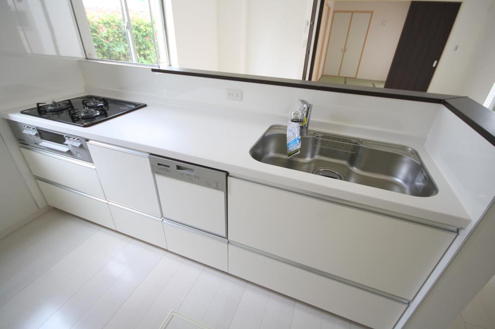 Kitchen. Local Photos