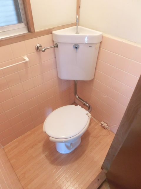 Toilet. It is a toilet with a small window ☆