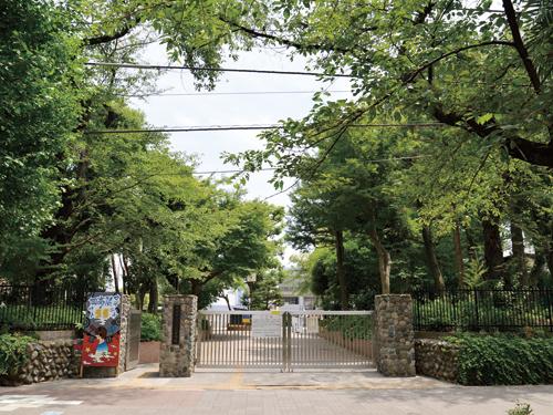 Located at a distance of 18 mins "Metropolitan National High School". A straight walked location street university. Lined with fashionable shops in the surrounding area, Cobbled Proceeding to south, bench, Streetlights of Western-style has caught the eye, As beautiful as a scene of sketch.