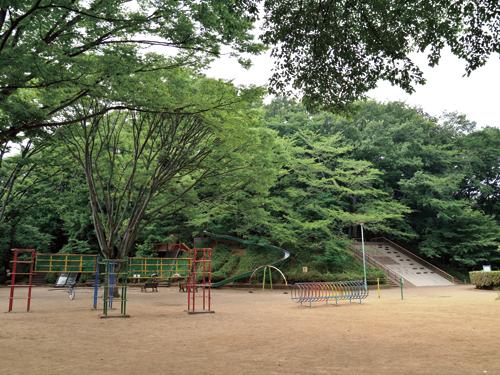Children are many playing are "black Bell park" walk 17 minutes. Pond in the park is made of spring water from the cliff line. Slide and climbing wall using the terrain with a height difference, Net climb like playground equipment has been abundantly established, Popular with families!