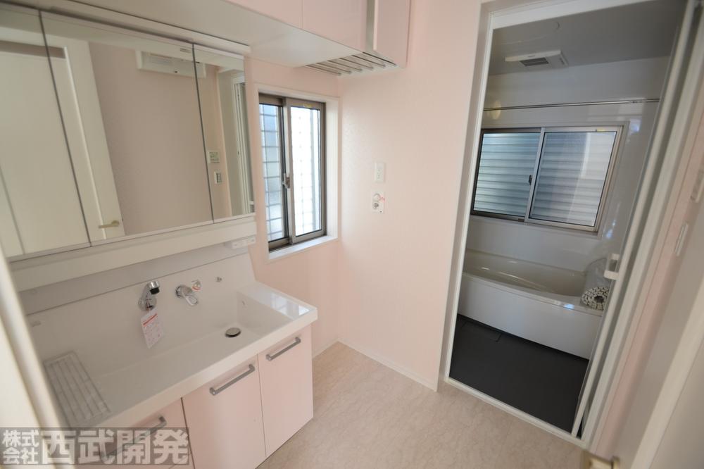 Wash basin, toilet. 900 size shampoo dresser three-sided mirror Laundry Area