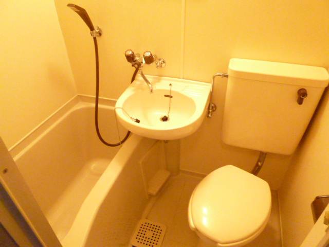 Bath. Cleaning is easy to unit bus