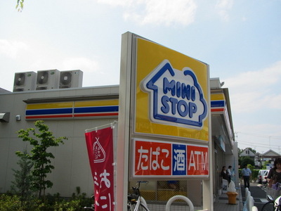 Convenience store. 700m to Seven-Eleven (convenience store)