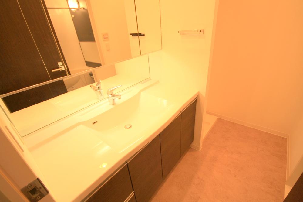 Wash basin, toilet. Indoor (12 May 2013) Shooting