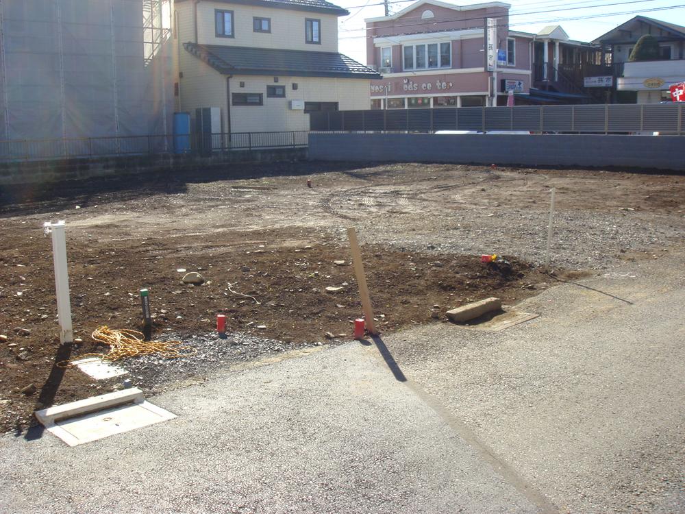 Local photos, including front road. ● Local Photo: December 2013 shooting