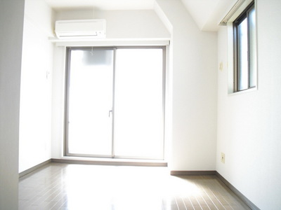 Living and room. ☆ Sunny ☆