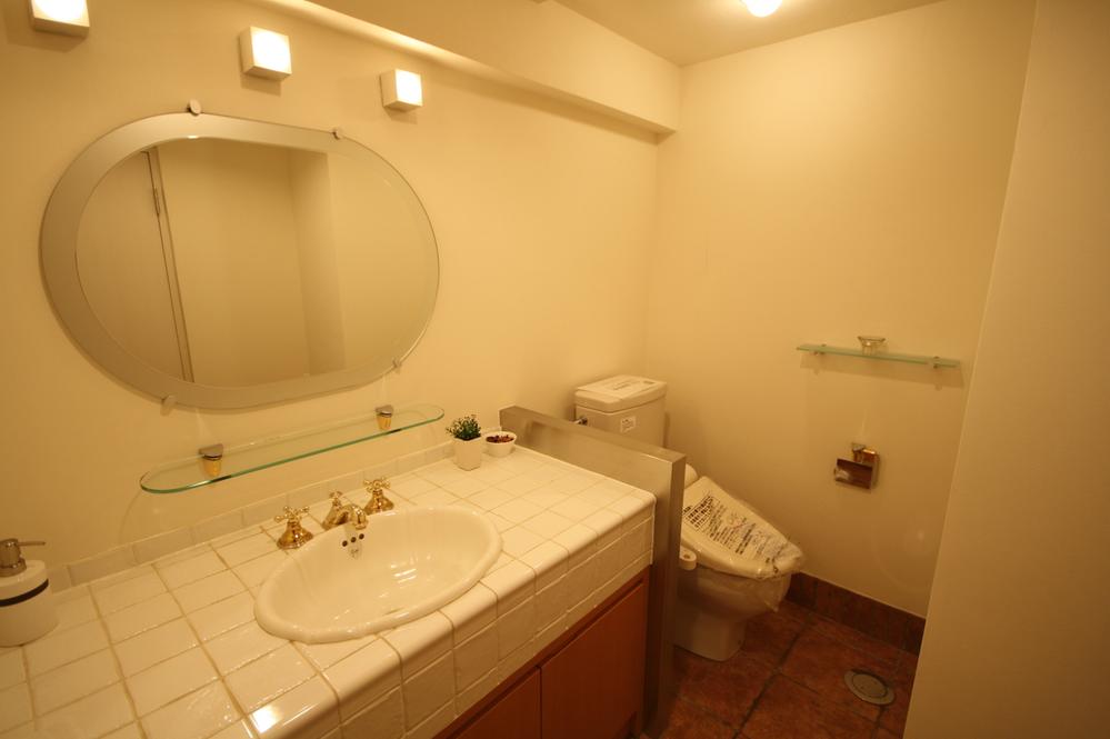 Wash basin, toilet. Local Photos ・ Wash basin