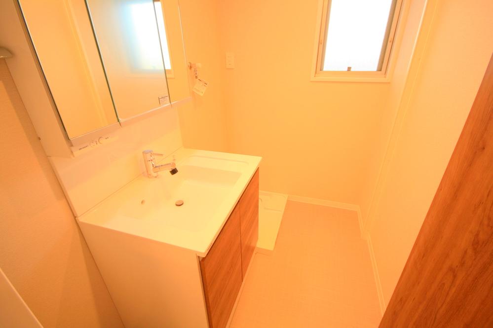 Wash basin, toilet. Local (12 May 2013) Shooting