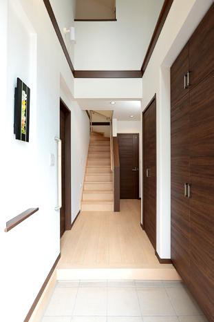 The atrium, Bright and comfortable entrance. Ensure the storage space that can be clean and organize around the entrance. Handrail of peace of mind is provided when you wear the shoes, Consideration to safety. (Photo, except for floor heating, All Building 2. 2013.7 shooting)