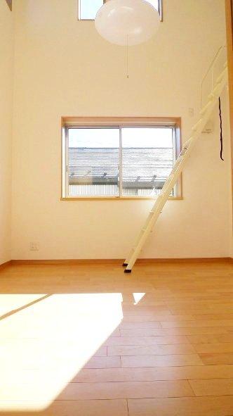 Other introspection. It is the same specification room of our construction example. It will be from here to go up to the loft. for that reason, The top is made to blow, Sense of openness and brightness is born. 