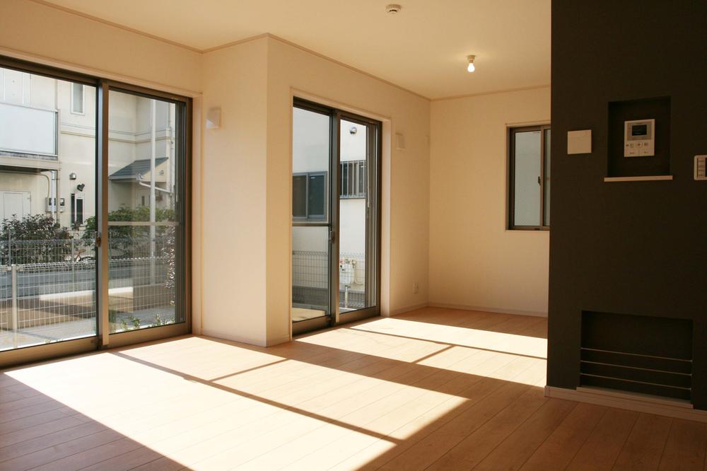 Living. ● bright living