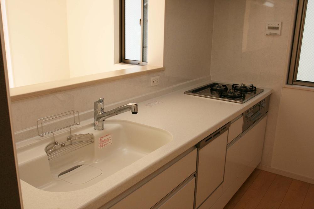Kitchen. ● convenient face-to-face kitchen
