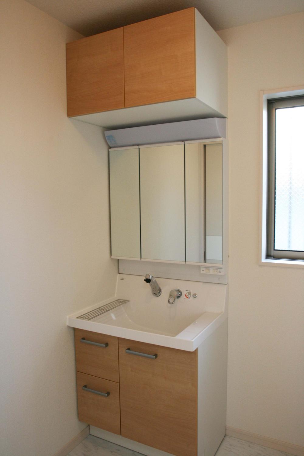 Wash basin, toilet. ● 3-surface mirror washbasin