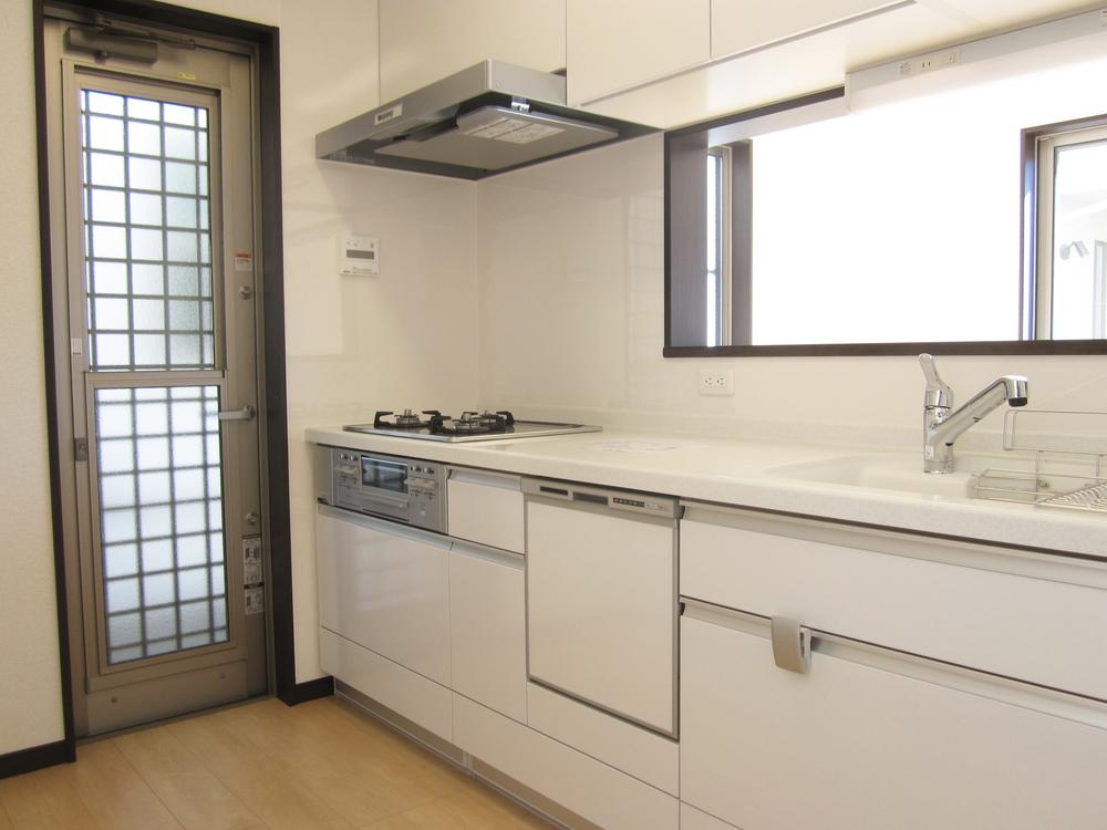 Kitchen. ● face-to-face kitchen dishwasher + with back door