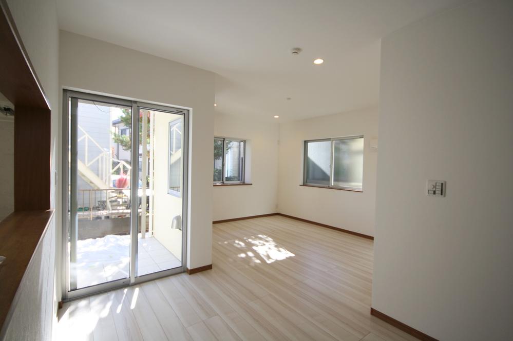 Living. Local (11 May 2013) Shooting A Building