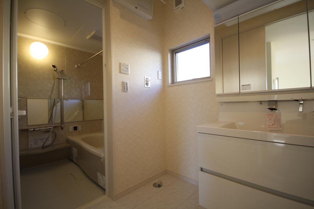 Wash basin, toilet. Local (11 May 2013) Shooting