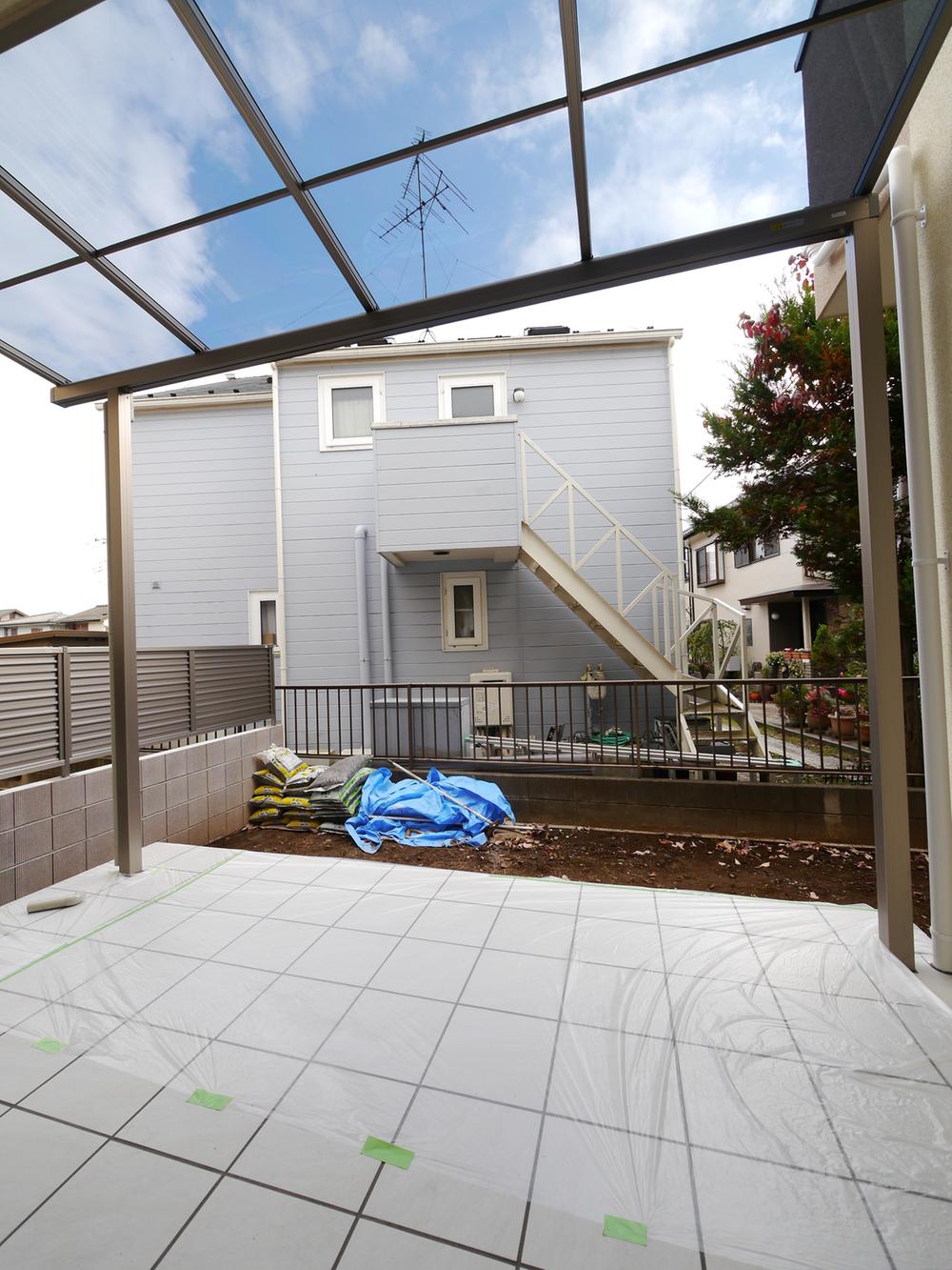 Other local. Spacious terrace located on the extension of the living room. It is safe with a roof on a rainy day. Do you like to try to spend the holiday as a fashionable cafe terrace?