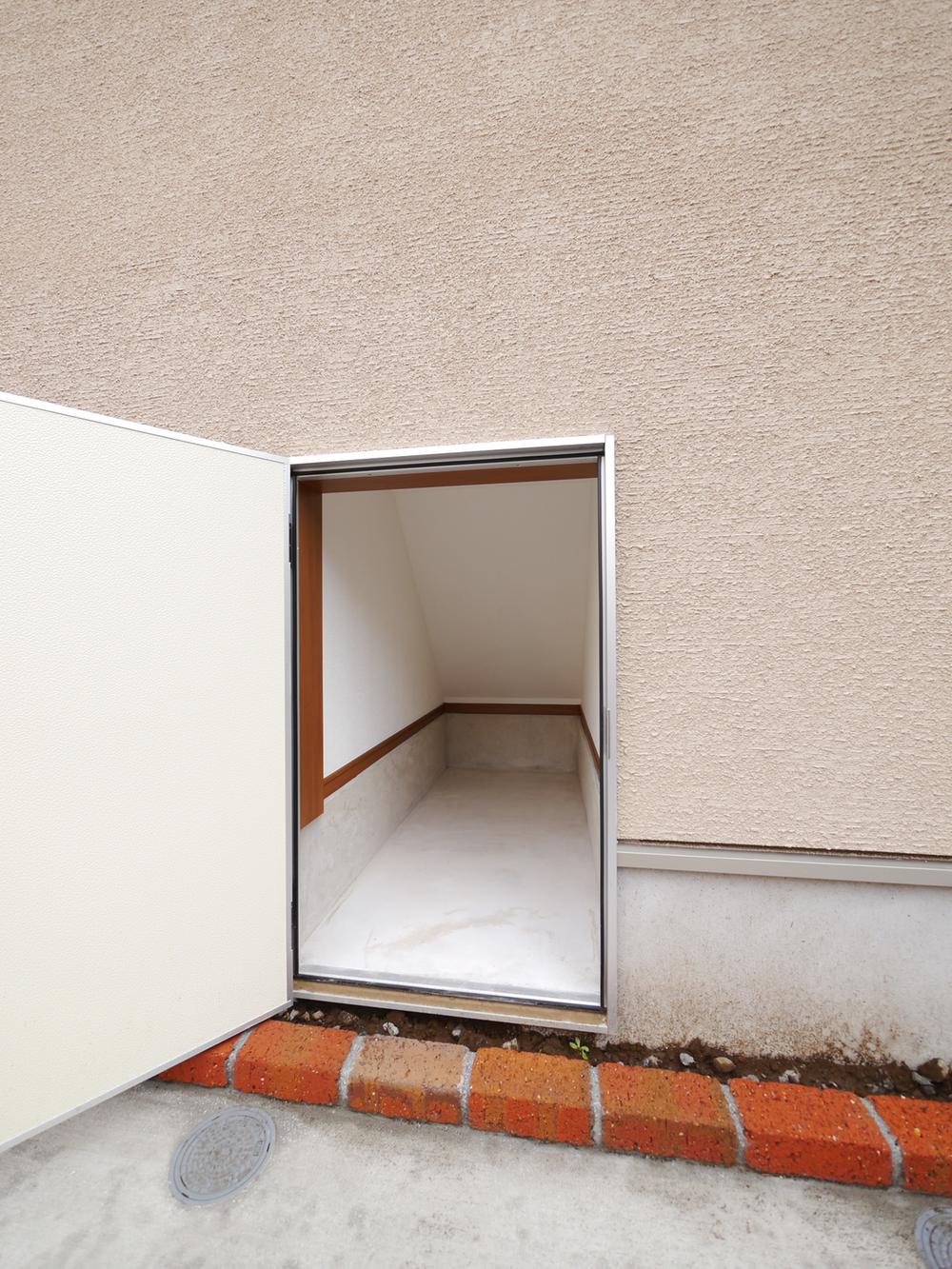 Other local. Outdoor storage in the front door next to. It is likely to come in handy as outdoor goods and storage of the stroller, etc.. 