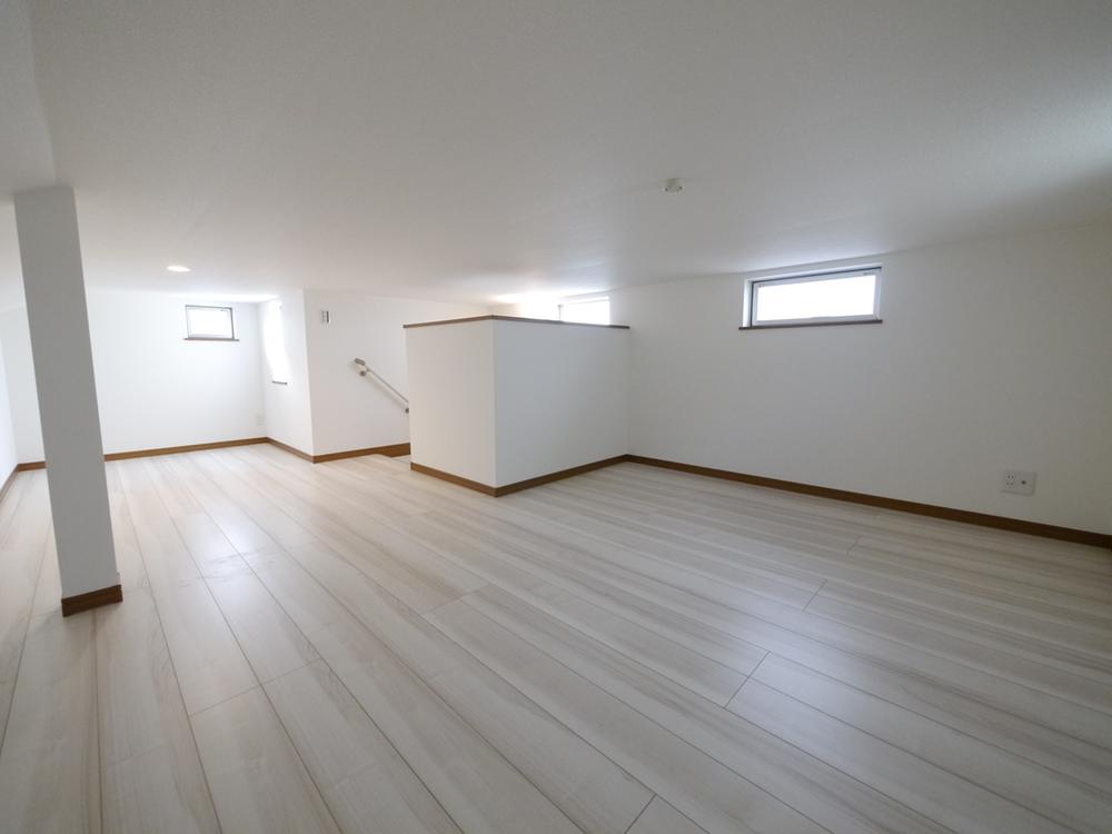Other introspection. About 10 tatami also of the breadth of some attic storage. Happy to be the movement of the luggage because fixed stairs. 