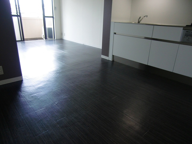 Living and room. It was used accent cross in the living room of the pillars.