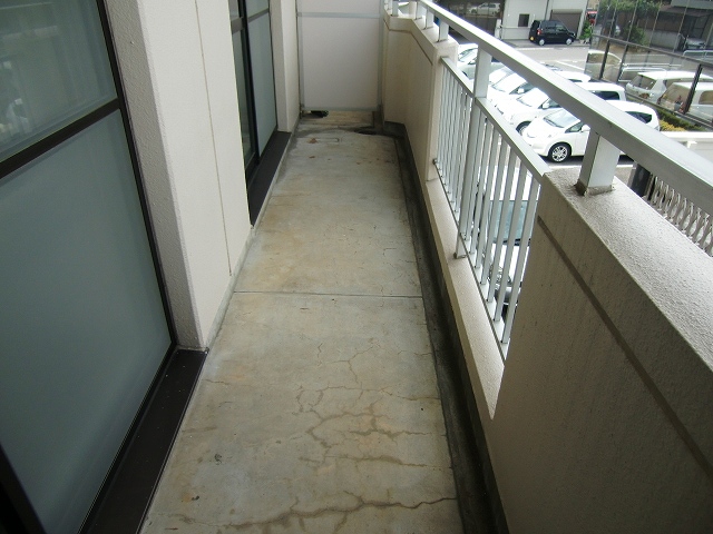 Balcony. Veranda is the west.