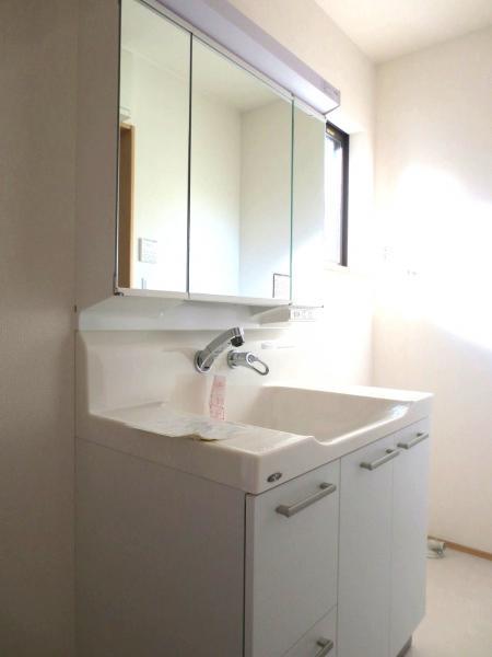 Wash basin, toilet. Washroom