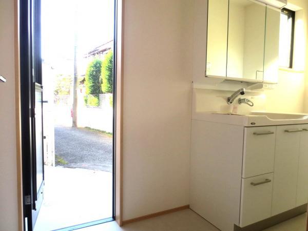 Local photos, including front road. Back door