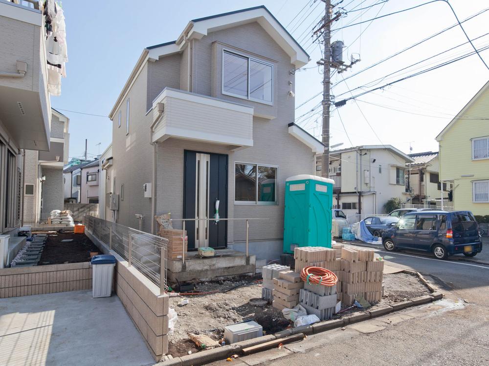 Local appearance photo. Local (11 May 2013) Shooting