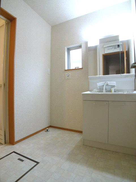 Wash basin, toilet. Wash room (6 Building)