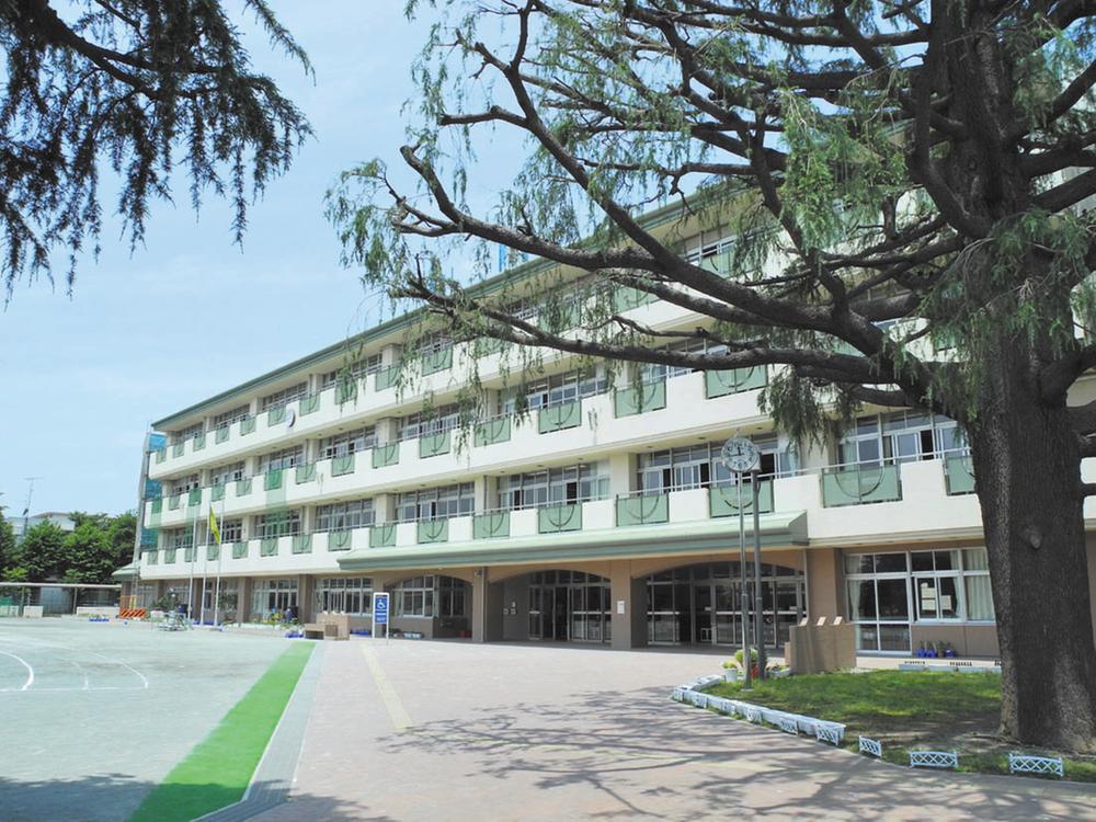 Primary school. Greenfields to elementary school 615m