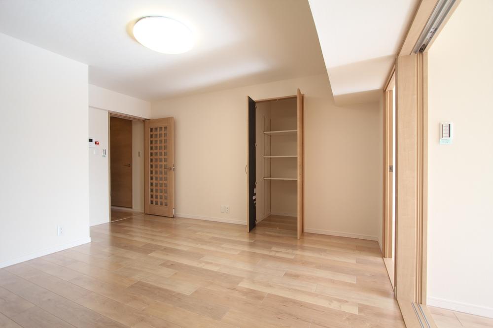 Living. Renovation! Storage also firmly