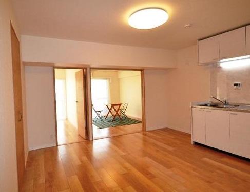 Living. A rich amount of storage!