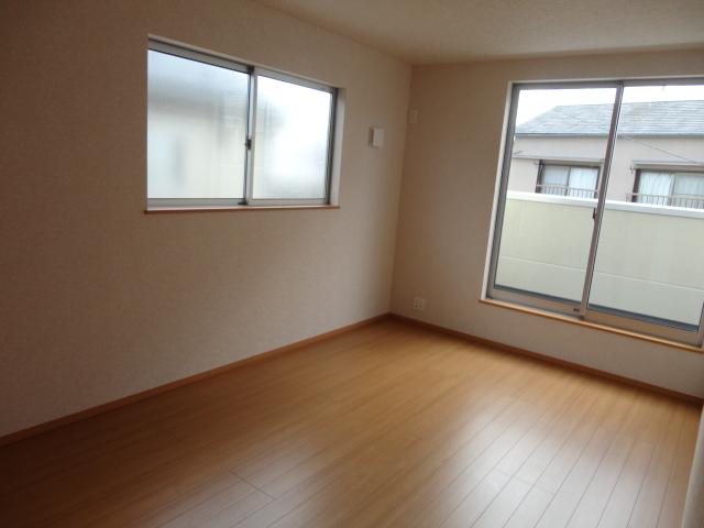 Non-living room. Bright Western-style! Also jewels balcony on the south side.