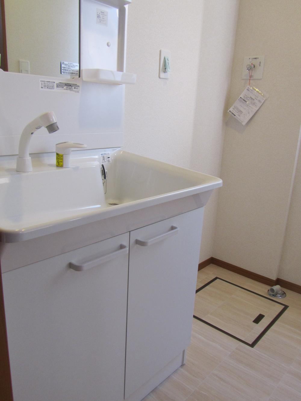 Wash basin, toilet. Indoor (12 May 2013) Shooting