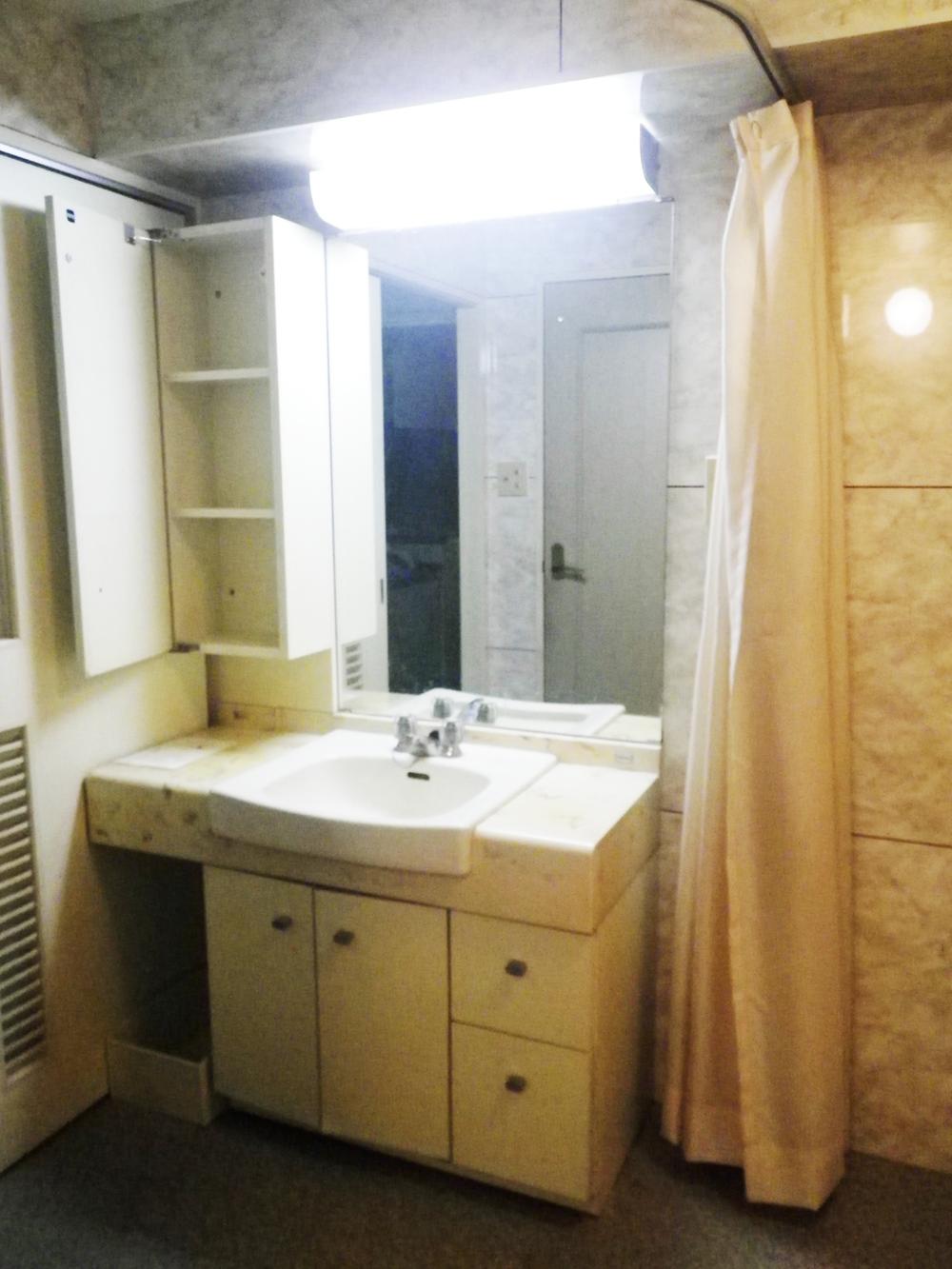 Wash basin, toilet. Washroom (December 2013) Shooting